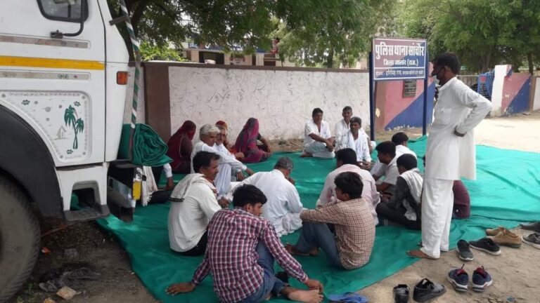 सांचौर :अपह्त युवक का सुराग नहीं लगा, परिजन बैठे थाने के आगे धरने पर