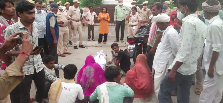 जालोर : एएसपी निवास के आगे महिला का शव रखकर प्रदर्शन, पुलिस ने जबरदस्ती उठाया
