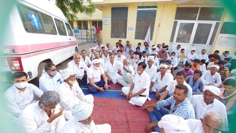 मुआवजा दिलाने की मांग, परिजन बैठे मोर्चरी के आगे धरने पर, सांचौर बाजार भी बंद