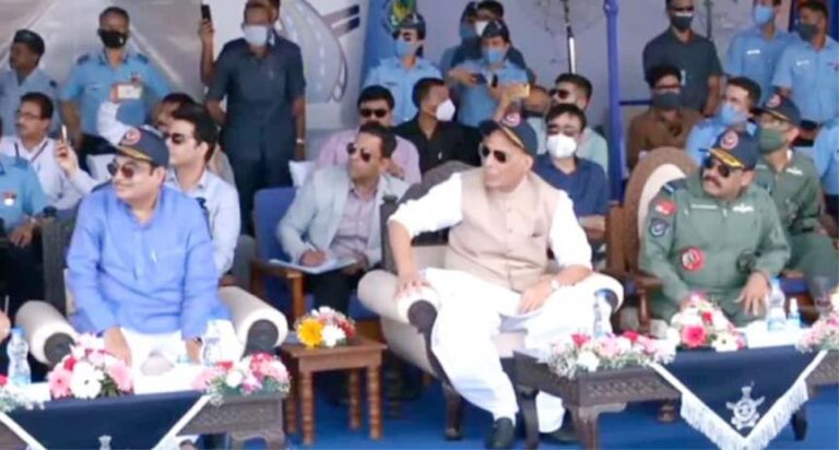 हवाई पट्टी पर ही उतरें राजनाथ व गडकरी : वायुसेना ने पहले जगुआर व फिर सुखोई को उतारकर दुश्मनों को दिखाई अपनी ताकत