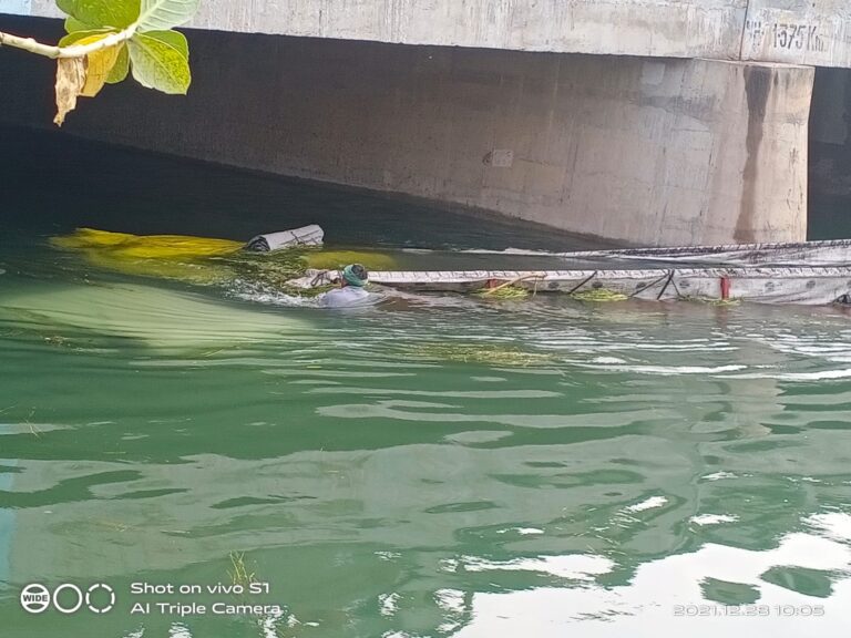 नहर में गिरा ट्रेलर : हाईवे से अनियंत्रित होकर नर्मदा नहर में गिरा ट्रेलर,  12 घंटे बाद चालक का मिला शव