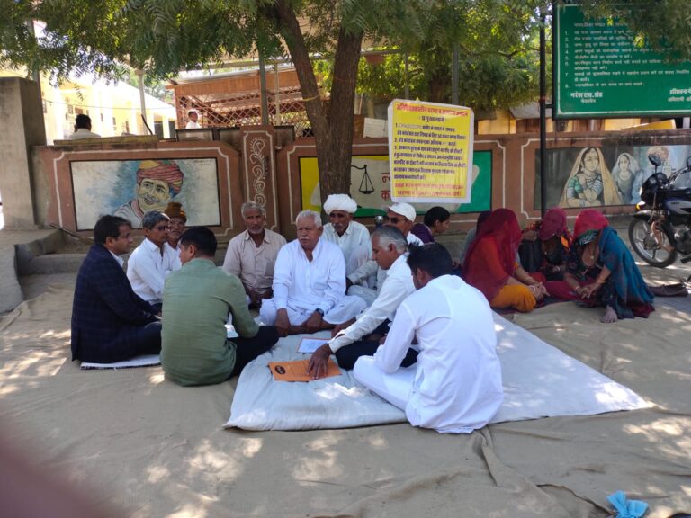 सांचौर के हेड कांस्टेबल ने मांगे ढाई लाख, 50 हजार रिश्वत के ले लिए, अब वापिस दिलवाने की गुहार लगा धरने पर बैठा परिवार